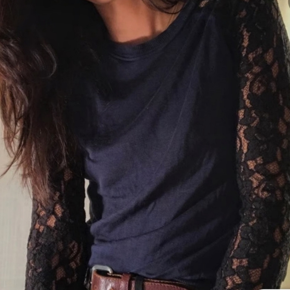 🆕 DIANE VON FURSTENBERG NAVY LONG SLEEVE SWEATER WITH BLACK LACE SLEEVES - Picture 12 of 13